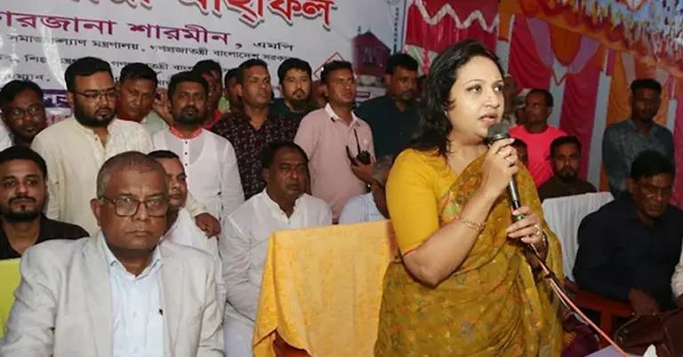 নাটোরে আখ মাড়াই কার্যক্রম উদ্বোধনে বক্তব্য দিচ্ছেন সমাজকল্যাণ প্রতিমন্ত্রী ফারজানা শারমীন